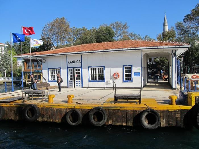 Uzanıp Kanlıca'nın orta yerinde bi' seçim standına...